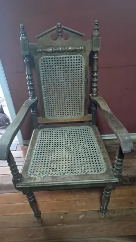 Vendo cadeira de madeira antiga