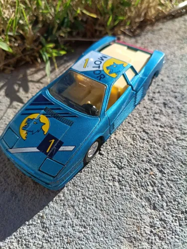Carrinho miniatura colecionável marca Sunnyside modelo Ferrari