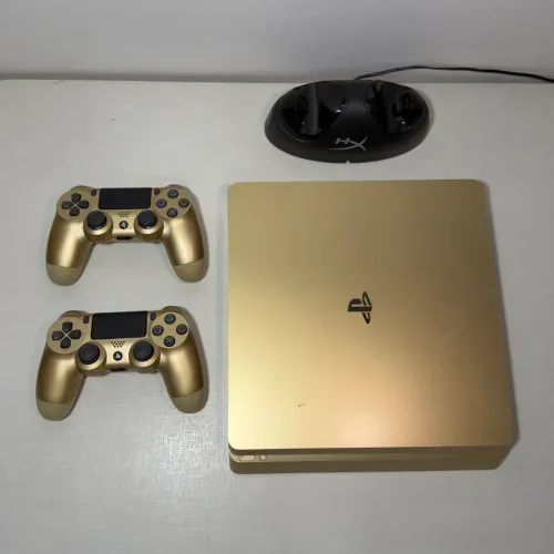 PS4 GOLD EDITION (edição limitada) / Slim 1 TB + 2 controles + Carregador/Base HYPER X