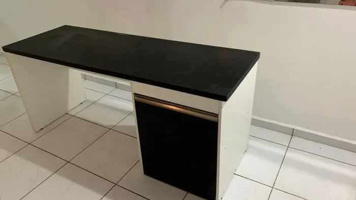 mesa de escritório com marcas de uso
