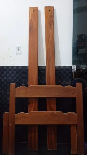 Estrutura de madeira para colchão de solteiro.