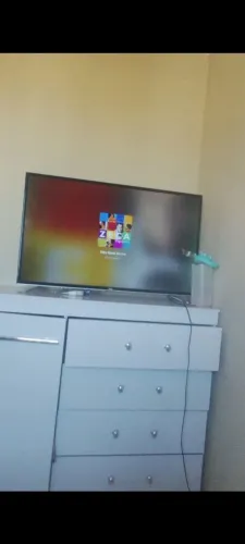 TV TCL 43" com defeito