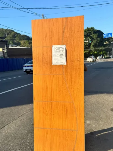 PORTA DE MADEIRA ENCERADA E COM FURO DA FECHADURA - QUEIMA DE ESTOQUE