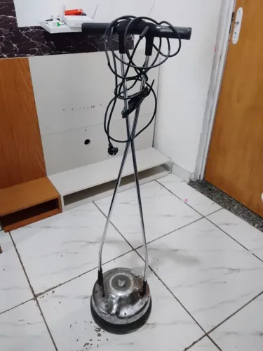 ENCERADEIRA FUNCIONANDO PERFEITAMENTE 