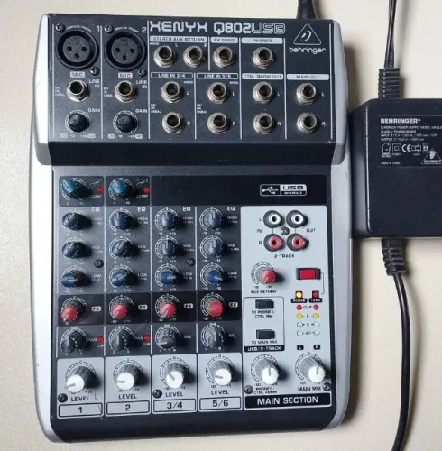 Mesa de Som Behringer Xenyx Q802USB + Fonte Original [aceito oferta]