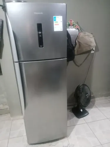 GVD. GELADEIRA PANASONIC INOX 387 LTS SEMINOVA COM 01 ANO DE USO E NOTA FISCAL, VALOR $2.5