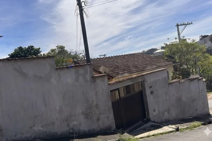 "Casa Ampla com Edícula em Bairro Tranquilo"