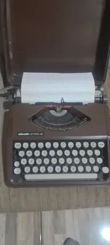 Maquina de escrever OLIVETTI LETTERA 82
