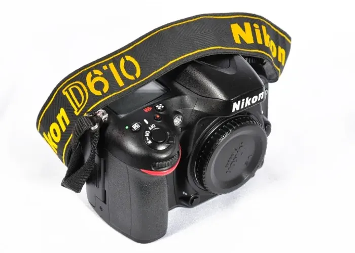 CAMERA NIKON 610 COM 7.872 CLIKS TUDO ORIGINAL. DUAS BATERIAS.