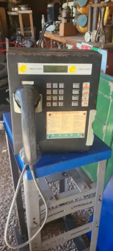 Telefone orelhão antigo