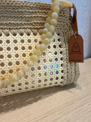 Bolsa em crochê fio Náutico, em tela indiana estruturada, alça em pedras.