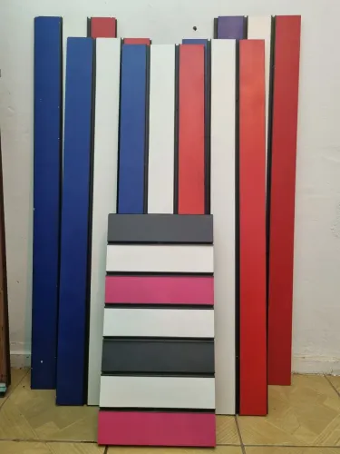 Lote Expositores: Painéis Canaletados Coloridos + 150 Ganchos 30cm