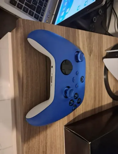 Controle Xbox Série S azul na caixa