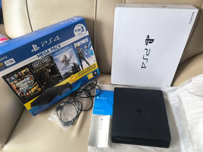 Ps4 desbloqueado 1TB com loja+2 controles original