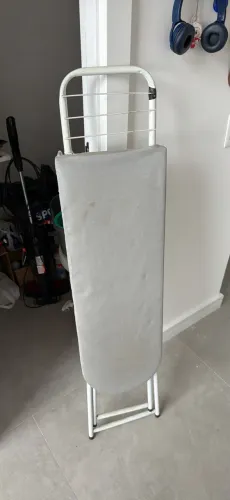 Tabua de passar roupa com suporte para o ferro