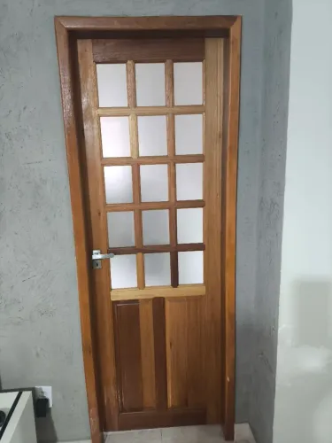 Porta em madeira maciça