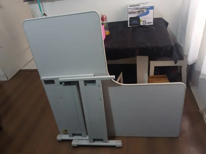 Mesa  L de escritório 120x120 está desmontada completa  