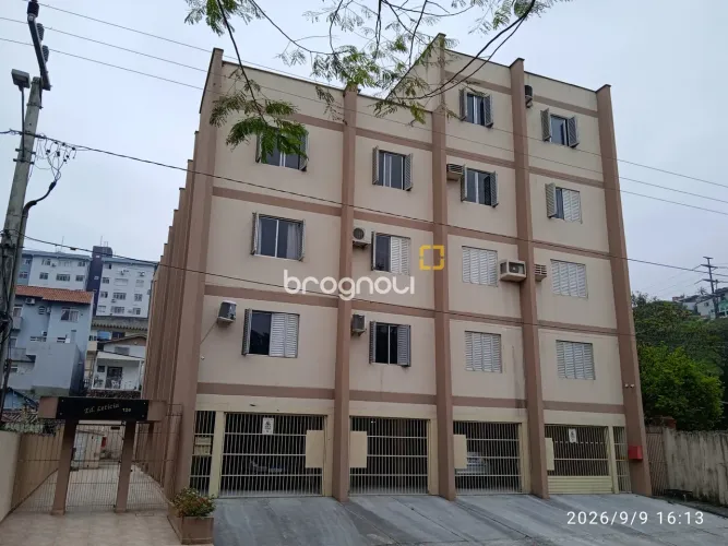Vende Apartamento com 3 quartos sendo 1 suíte em Coqueiros - Florianópolis.
