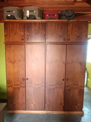 Guarda-Roupa 08 portas com maleiro, madeira tipo imbuia (2,00mt Larg. x 2,30mt Alt)
