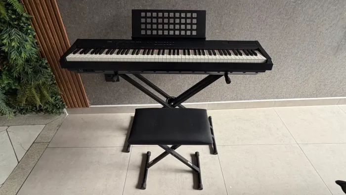 Piano Yamaha P-105 + Pedal + Estante para partitura + Suporte + Banqueta