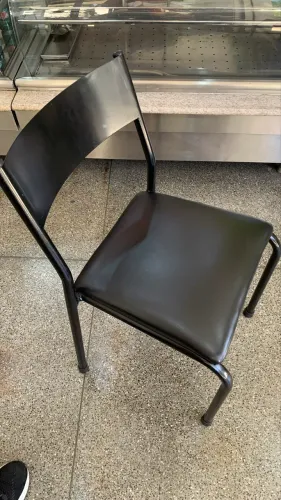 Vendo cadeiras de ferro com estofado da cor preta 