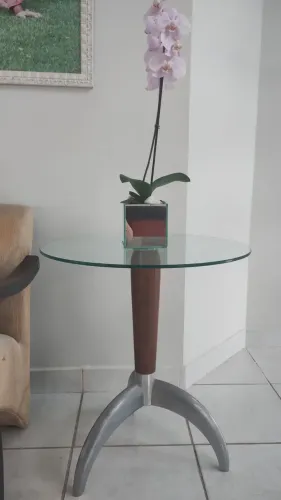Mesa lateral de vidro com base tripé 