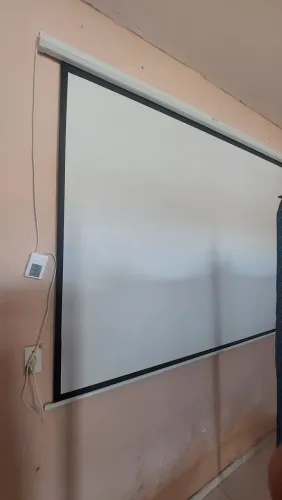 Tela automática para projetor
