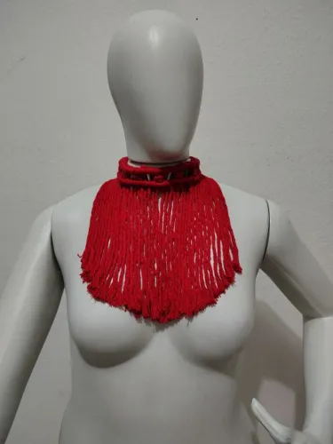 Colar vermelho de macramê 