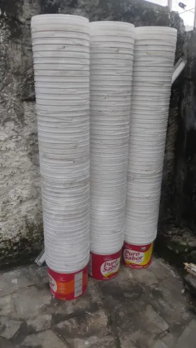 Balde de 15kg. Sujo custa 3,50 reais e limpo custa 4,50 reais. 