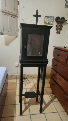 Oratório com pedestal alto. Relíquia.