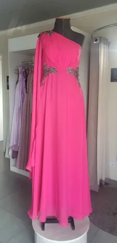 Vestido Lindo Nula Manga Fluído com bordado - Cor Fúcsia