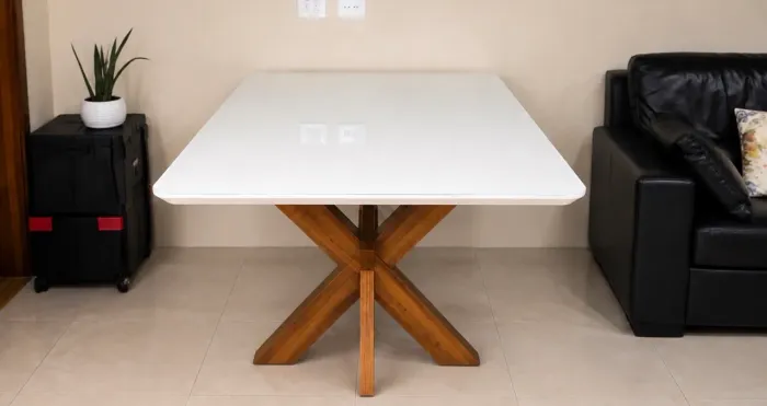 Mesa de 6 lugares sem cadeiras