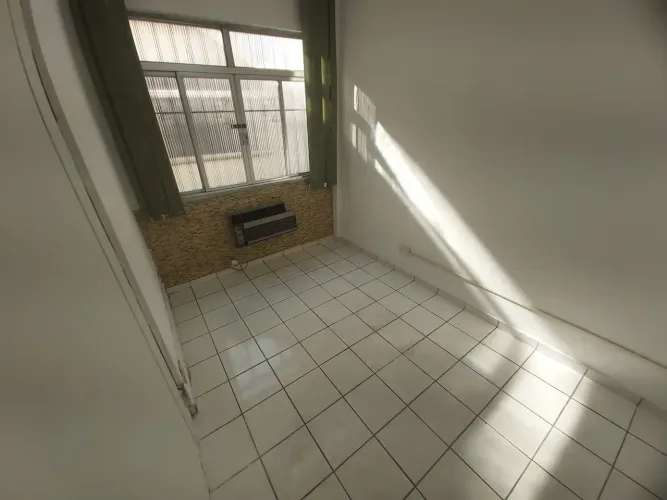Aluga sala comercial dividida em 3 ambientes, banheiro, 30 m2.São Cristóvão - Rio de Janei