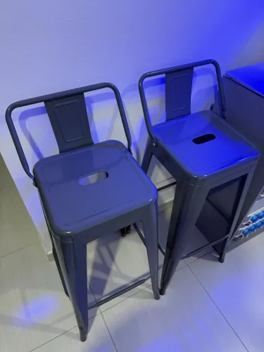 2 banquetas em metal na cor cinza
