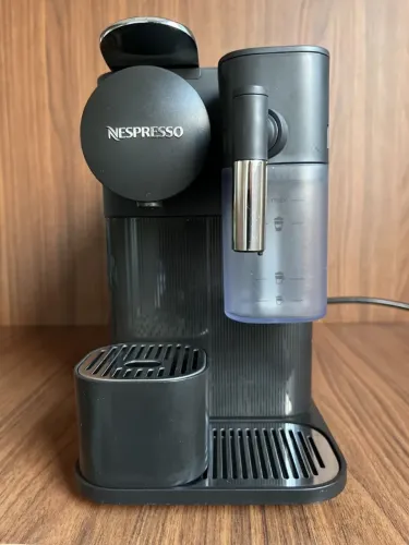 Máquina de café Nespresso Lattissima One