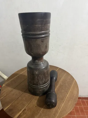PILÃO ANTIGO EM MADEIRA DE LEI - MAIS DE 50 ANOS - PEÇA RARA