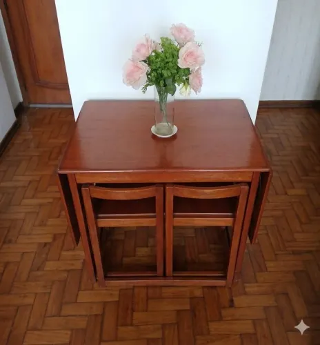 Ótima mesa de Madeira com quatro cadeiras embutidas quatro cadeiras 