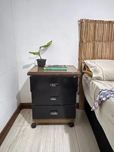 Mesinha de cabeceira / bem conservado