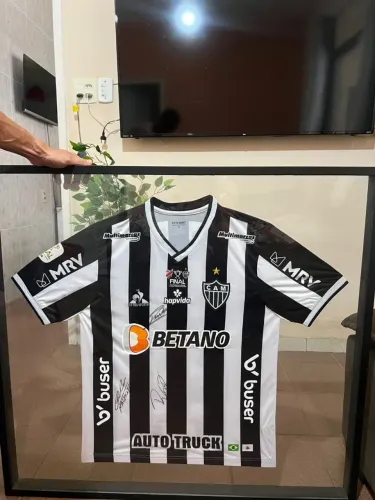Camisa autografada enquadrada usada por jogador