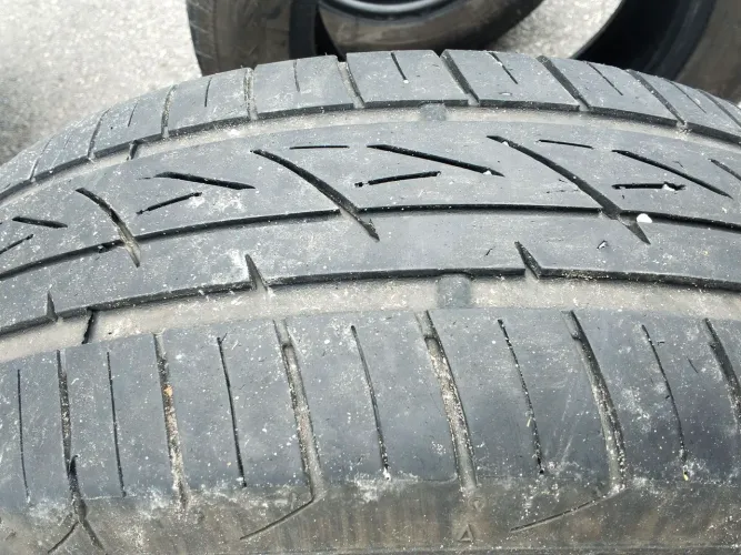 Vendo Pneus meia vida em excelente estado.