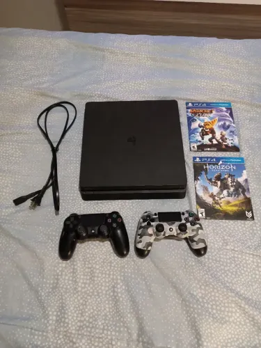 PS4 Slim 500gb + 2 controles + 2 jogos