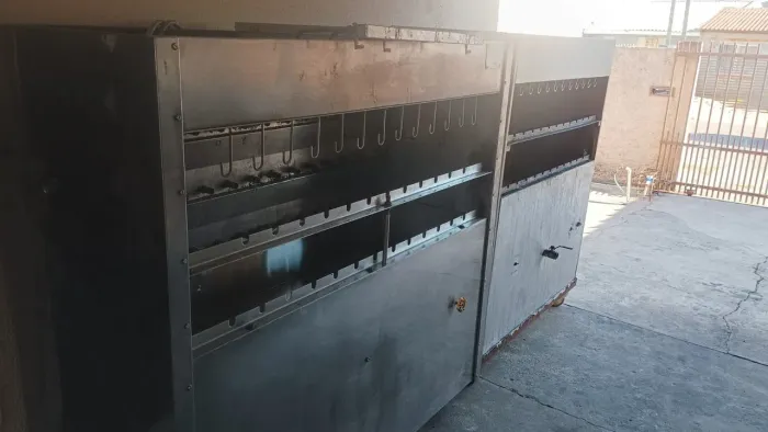2 Churrasqueira em inox giratória top demais com mais de 50 espetos