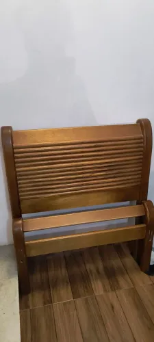 Cama de solteiro Semi nova em Madeira maciça - ABERTO A NEGOCIAÇÃO