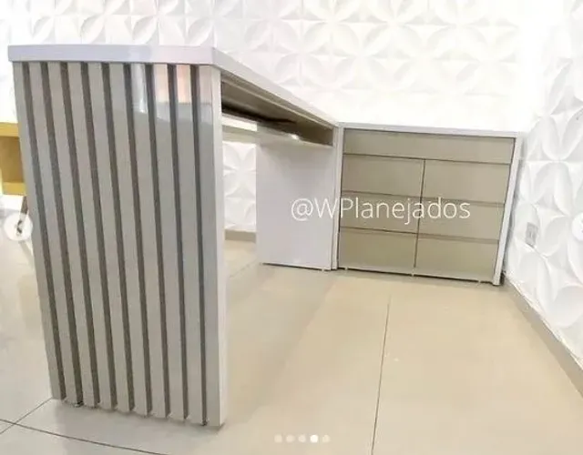 Mesa Nails em L com Gavetas e Detalhe Ripado - Marcenaria Sob Medida