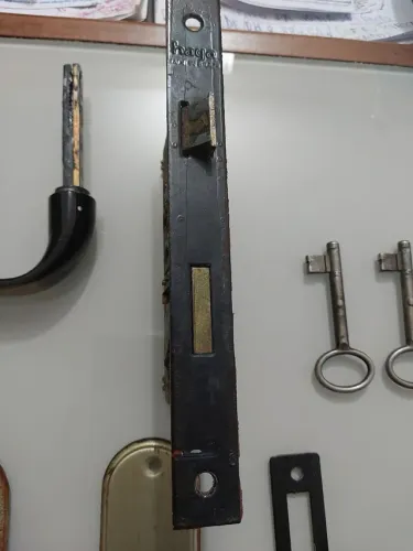 FECHADURA HAGA PARA PORTA DE MADEIRA. COMPLETA. 
