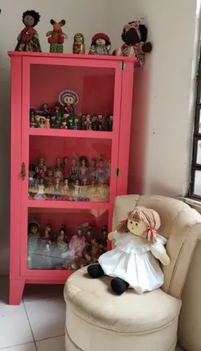 Linda cristaleira rosa para organizar seus objetos