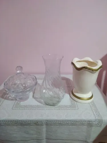VENDO DOIS VASOS E UMA BOMBONIERE 