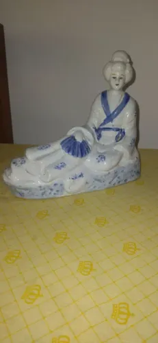 Bibelo de porcelana antigo simbolizando mulher japonesa 