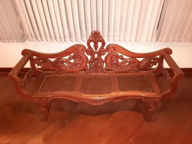 Sofá madeira maciça com palhinha natural e entalhe feito à mão.