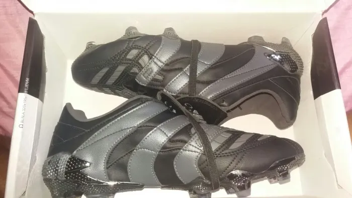 Chuteira Adidas Predator Accelerator Eternal Class Blackout FG - Tamanho 40